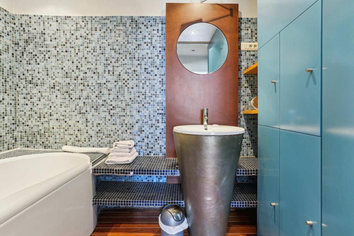 Place Contrescarpe 2 Bedroom Flat * Paris